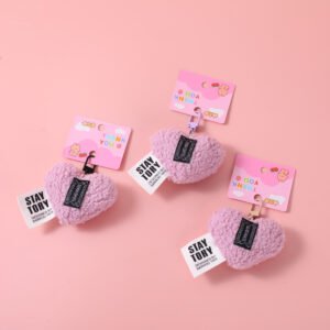 Amuleto de peluche de corazón púrpura