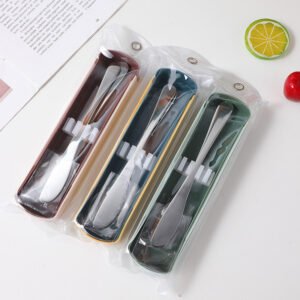 Conjunto de tenedor, cuchara y cuchillo de colores en caja extraíble