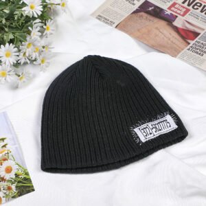 Sombrero tejido etiquetado de estilo de calle-negro