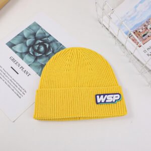 Sombrero de lana con etiqueta WSP de letra simple - amarillo