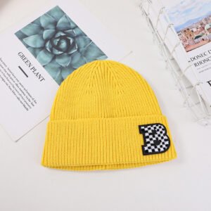 Gorro de lana a cuadros con la letra B-amarillo