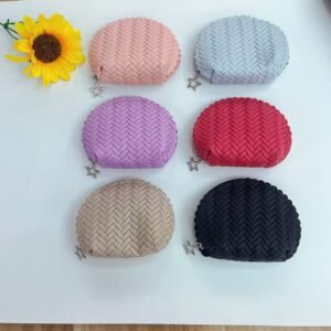 Cartera trenzada con estampado liso