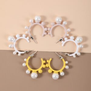 Pendientes creativos con la letra C