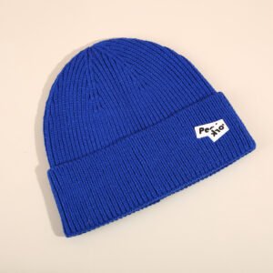 Joven con gorro de punto a la moda-azul