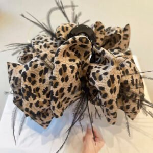 Pinza de pelo de tela con pliegues de estampado de leopardo