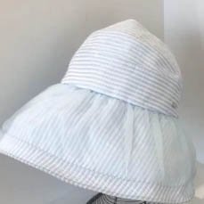 Sombrero de malla rayada con la parte superior abierta