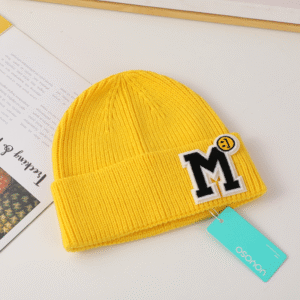 M Letter Fabric Label Gorro de punto para mujer-Amarillo