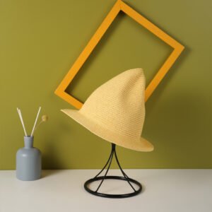 El sombrero puntiagudo de los niños brujos amarillo